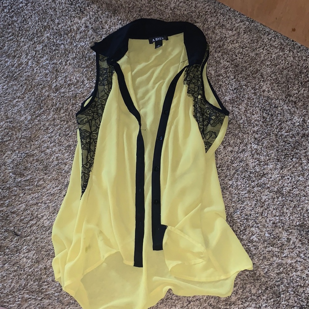 Sleeveless dress shirt